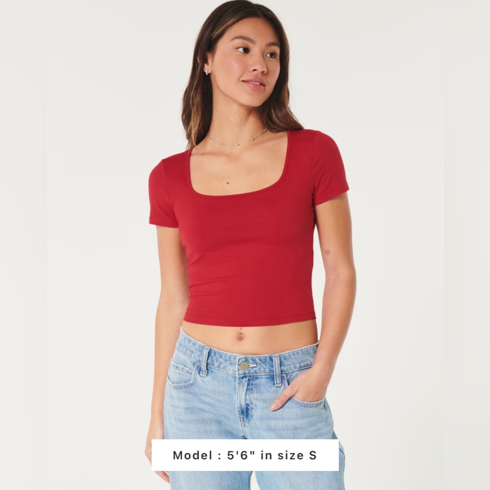 -Small Hollister Baby-Tee. -Slightly worn. -Popular and new design.